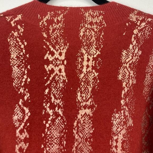 New BRODIE CASHMERE V Neck Sweater in Cinnamon/Champagne - Picture 12 of 13